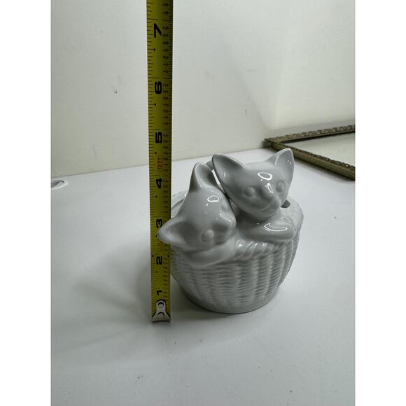 Adorable Vintage Ceramic Planter - Two Kittens in a Basket - White Cats / Kitten - Picture 5 of 10